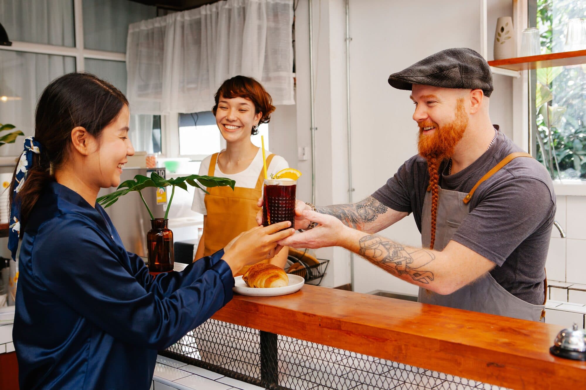 Ambiente de una cafetería local y un momento de lealtad